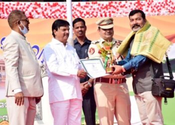 ମାନ୍ୟବର ଅର୍ଥ ମନ୍ତ୍ରୀ ନିରଞ୍ଜନ ପୂଜାରୀଙ୍କ ଦ୍ଵାରା ବରିଷ୍ଠ ଫଟୋ ସାମ୍ବାଦିକ ସରୋଜ ମଲ୍ଲିକ ସମ୍ବର୍ଦ୍ଧିତ