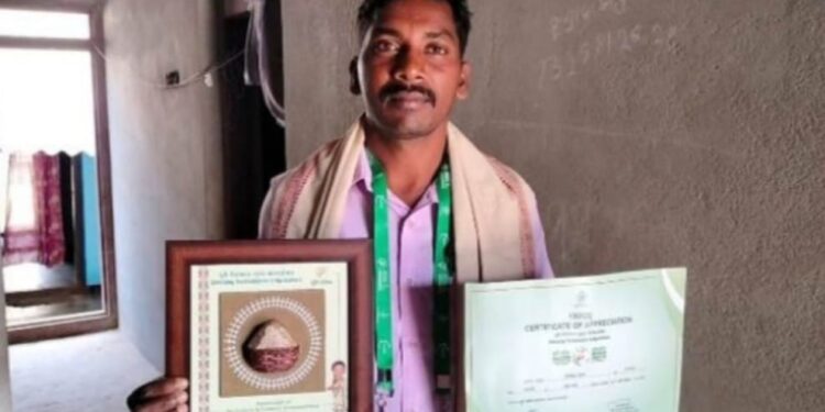 ମୋହନା ବ୍ଲକର ଜଣେ ଚାଷୀ ଯୀଖରିଅ ଶବର ସଫଳ ମାଛ ଚାଷ କରି ଗଜପତି ଜିଲ୍ଲା ପାଇଁ ରାଜ୍ୟ ସ୍ତରରେ ସମ୍ମାନୀତ