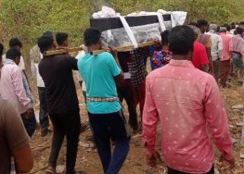 ରାମଗିରି ସୁସଜିତାଙ୍କର ଅଜଣା ରୋଗରେ ମୃତ୍ୟୁ : ବିମାନ ବନ୍ଦରରେ ମୃତ ଦେହ ଗ୍ରହଣ କଲେ ବ୍ଳକ ଅଧ୍ୟକ୍ଷ