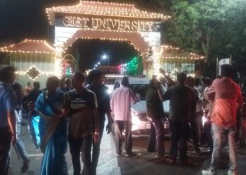 ଗୁଣପୁର ଜିଆଇଇଟି ବିଶ୍ବବିଦ୍ୟାଳୟରେ ସାଂସ୍କୃତିକ କାର୍ଯ୍ୟ କ୍ରମ : ପ୍ରବଳ ଭିଡ ଯୋଗୁଁ ରାସ୍ତା ରୋକ – ଫସି ରହିଲା ଜରୁରୀ କାଳୀନ ଆମ୍ବୁଲେନ୍ସ୍