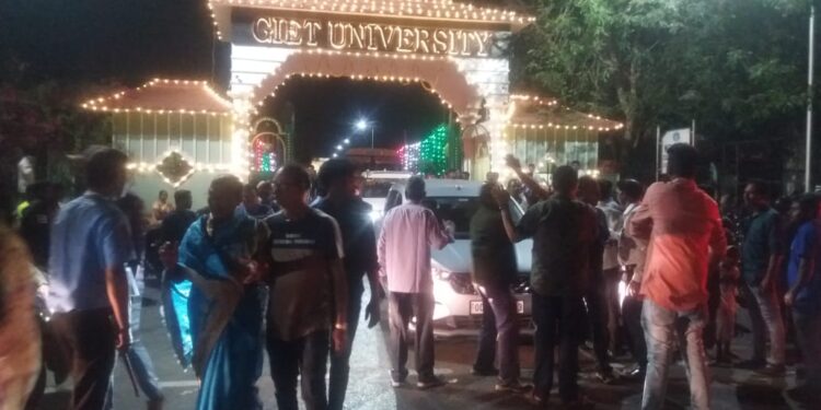 ଗୁଣପୁର ଜିଆଇଇଟି ବିଶ୍ବବିଦ୍ୟାଳୟରେ ସାଂସ୍କୃତିକ କାର୍ଯ୍ୟ କ୍ରମ : ପ୍ରବଳ ଭିଡ ଯୋଗୁଁ ରାସ୍ତା ରୋକ – ଫସି ରହିଲା ଜରୁରୀ କାଳୀନ ଆମ୍ବୁଲେନ୍ସ୍