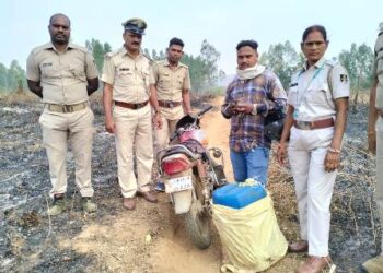 ରାୟଗଡ଼ା କଲ୍ୟାଣସିଂହପୁରରେ ଅବକାରୀ ବିଭାଗ ଚଢ଼ାଉକରି : ଦୁଇ ମଦ ମାଫିଆକୁ ଗିରଫ ସହ ଗୋଟିଏ ବାଇକ ଜବତ