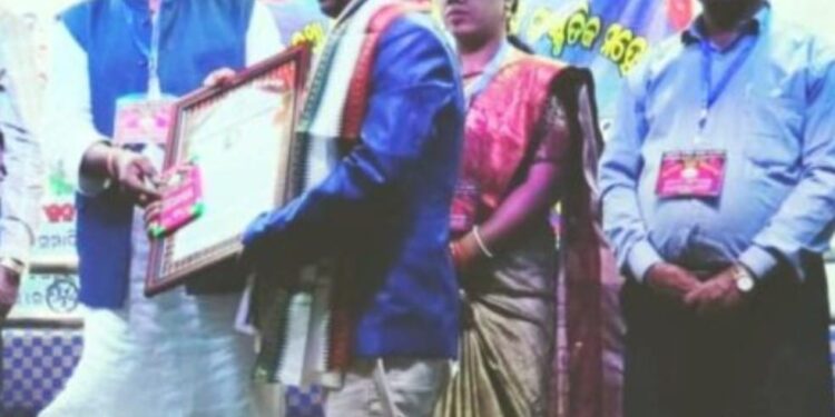 ପାରଳାଖେମୁଣ୍ଡି ଭକ୍ତି ସଙ୍ଗୀତ ସଂସଦର ଗୁରୁ ଏମ୍. ମାଧବ ପାତ୍ରଙ୍କୁ ”ନବରଙ୍ଗପୁର ଠାରେ ମାଆ”ରାଧାଦେବୀ କଳାଶ୍ରୀ” ସମ୍ମାନରେ ସମ୍ମାନୀତ