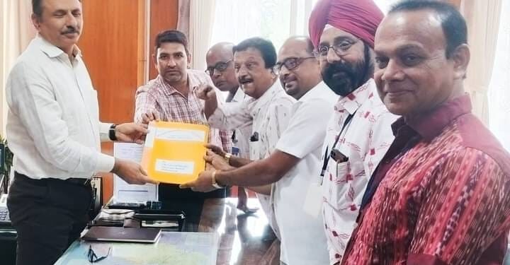 Burgher Railway Users Association met the GM of East Coast Railway