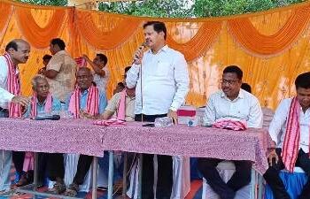 କ୍ରିକେଟ୍ ଖେଳି ଖେଳାଳିଙ୍କୁ ଉତ୍ସାହିତ କଲେ ଦଶପଲ୍ଲା ଯୁବ ବିଧାୟକ ରମେଶ ଚନ୍ଦ୍ର ବେହେରା