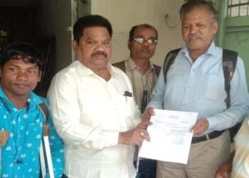 ଭିନ୍ନକ୍ଷମ ମାନେ ମାସିକ ପେନସନ ବୃଦ୍ଧି ନେ଼ଇ ପାରଳାଖେମୁଣ୍ଡି ବିଧାୟକଙ୍କୁ ସାକ୍ଷାତ କରି ସ୍ମାରକ ପତ୍ର ପ୍ରଦାନ