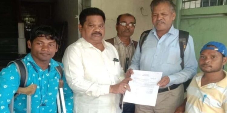 ଭିନ୍ନକ୍ଷମ ମାନେ ମାସିକ ପେନସନ ବୃଦ୍ଧି ନେ଼ଇ ପାରଳାଖେମୁଣ୍ଡି ବିଧାୟକଙ୍କୁ ସାକ୍ଷାତ କରି ସ୍ମାରକ ପତ୍ର ପ୍ରଦାନ