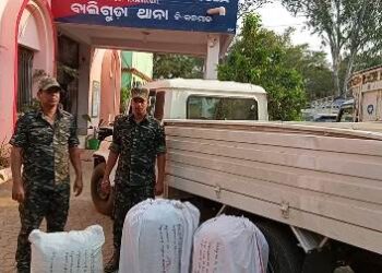 ପିକ୍ ଅପ୍ ଭ୍ୟାନ୍ ସହ ଲକ୍ଷାଧିକ ଟଙ୍କାର ଗଞ୍ଜେଇ ଜବତ