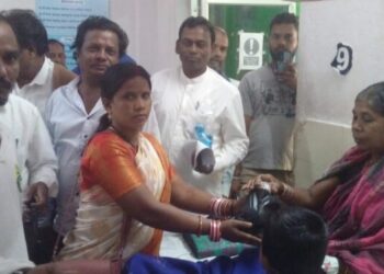 ପଞ୍ଚାୟତରାଜ ଦିବସରେ ରୋଗୀଙ୍କୁ ଫଳ ବଣ୍ଟନ କଲେ ବ୍ଲକ ଅଧକ୍ଷ