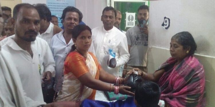 ପଞ୍ଚାୟତରାଜ ଦିବସରେ ରୋଗୀଙ୍କୁ ଫଳ ବଣ୍ଟନ କଲେ ବ୍ଲକ ଅଧକ୍ଷ