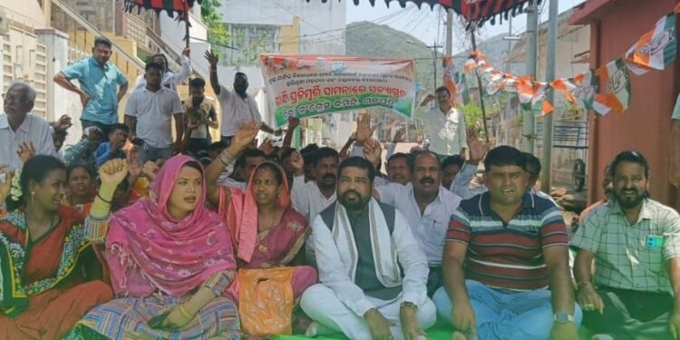 ରାହୁଲ ଗାନ୍ଧିଙ୍କ ଉପରେ ମକଦ୍ଦମା ଲୋକସଭା ସଦସ୍ୟ ପଦ ରଦ୍ଧ କରିବା ବିରୋଧରେ ଗାନ୍ଧୀଙ୍କ ପ୍ରତିମୂର୍ତ୍ତି ସମ୍ମୁଖରେ ଗଜପତି ଜିଲ୍ଲା କଂଗ୍ରେସର ସତ୍ୟାଗ୍ରହ ଅନୁଷ୍ଠିତ