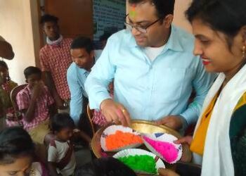 ଗଜପତି ଜିଲ୍ଲାପାଳ ମୋହନା ଦିବ୍ୟାଙ୍ଗ ବିଦ୍ୟାଳୟରେ ହୋଲି ଖେଳିଥିଲେ : ଥଣ୍ଡା ପାନୀୟ ବ୍ୟବହାର ନିମନ୍ତେ କୁଳର,ଫିଲଟର ପ୍ରଦାନ କରିଥିଲେ