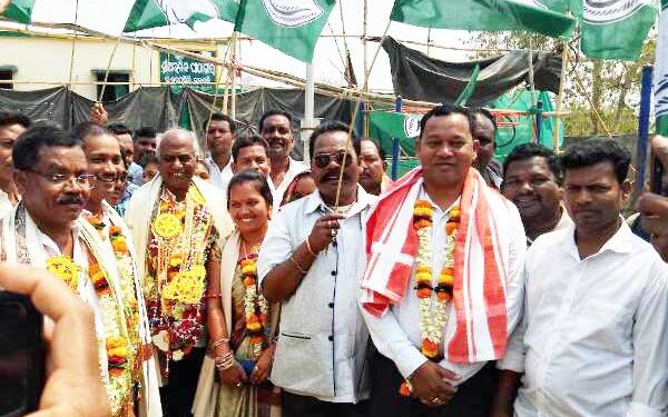 ବିଜେଡି ଜିଲ୍ଲା ସଭାପତି ଙ୍କୁ ଆର. ଉଦୟଗିରି ଠାରେ ସମ୍ବର୍ଦ୍ଧନା ଦେଲେ ସ୍ଥାନୀୟ ନେତା ଓ କର୍ମୀ