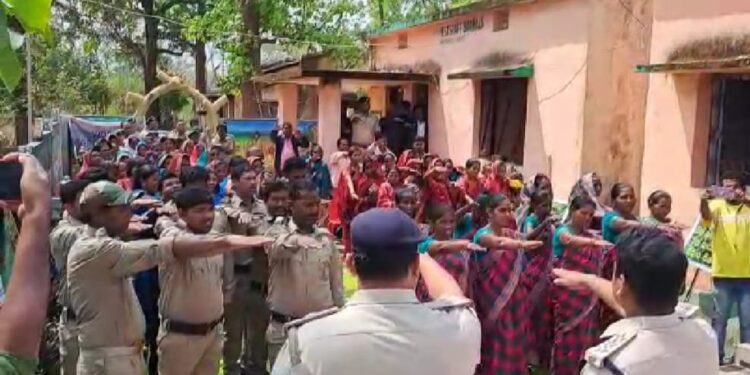 ଜଙ୍ଗଲ ନିଆଁକୁ ରୋକିବା ପାଇଁ ବନ ବିଭାଗ ଦ୍ବାରା ସାମିଲ୍ ହେଲେ ମହିଳା ସ୍ବୟଂ ସହାୟିକା ଗୋଷ୍ଠୀ