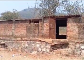 ଶିକ୍ଷା ବ୍ୟବସ୍ଥାର ବିକଳ ଚିତ୍ର : ଭଙ୍ଗା ଦଦରା ଘରେ ଭବିଷ୍ୟତ ଗଢୁଛନ୍ତି ଦେଶର ଭବିଷ୍ୟତ