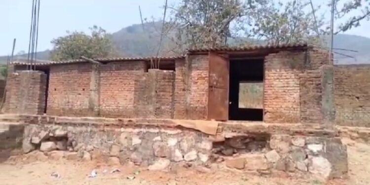 ଶିକ୍ଷା ବ୍ୟବସ୍ଥାର ବିକଳ ଚିତ୍ର : ଭଙ୍ଗା ଦଦରା ଘରେ ଭବିଷ୍ୟତ ଗଢୁଛନ୍ତି ଦେଶର ଭବିଷ୍ୟତ