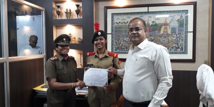 ନୂଆଦିଲ୍ଲୀରେ ସଫଳତାପୂର୍ବକ ଭାଗନେଇ ଜିଲ୍ଲା ତଥା ରଜ୍ୟପାଇଁ ଗୌରବ ଆଣିଥିବାରୁ : ନୟାଗଡ଼ ଜିଲ୍ଲପାଳ ଶ୍ରୀ ରବୀନ୍ଦ୍ରନାଥ ସାହୁ (ଭ. ପ୍ର. ସେ.) ତାଙ୍କୁ ସମ୍ବର୍ଦ୍ଧିତ କରିଛନ୍ତି