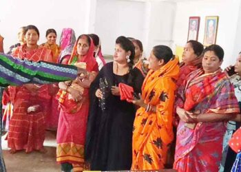 ପୁରୀ : ମହିଳା ମାନଙ୍କୁ ବସ୍ତ୍ର ବଣ୍ଟନ