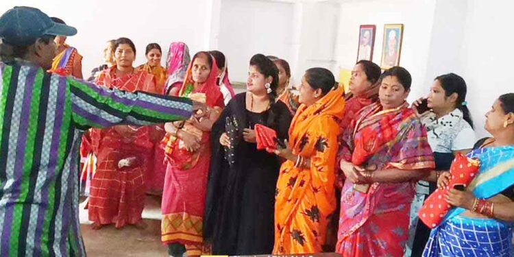 ପୁରୀ : ମହିଳା ମାନଙ୍କୁ ବସ୍ତ୍ର ବଣ୍ଟନ