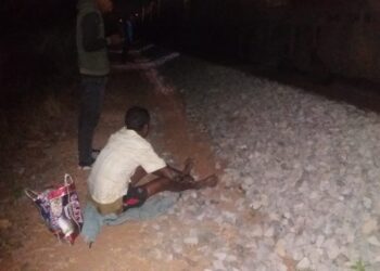 ମଦ ପିଇ ରେଳ ରାସ୍ତାରେ ଶୋଇ ପଡିଥିବା ଜଣେ ଯୁବକ