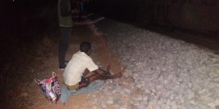 ମଦ ପିଇ ରେଳ ରାସ୍ତାରେ ଶୋଇ ପଡିଥିବା ଜଣେ ଯୁବକ