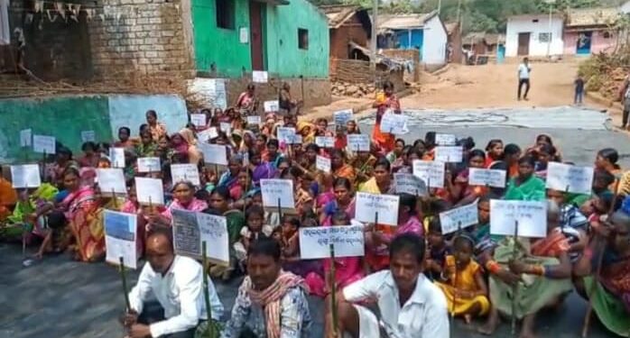 ରାୟଗଡ଼ା ଜିଲ୍ଲା ଅନ୍ତର୍ଗତ କାଶୀପୁର ବ୍ଲକରେ ରାସ୍ତା ପାଇଁ ରାସ୍ତା କୁ ଓହ୍ଲାଇବେ କାହ୍ନୁଗୁଡା ଗ୍ରାମବାସୀ