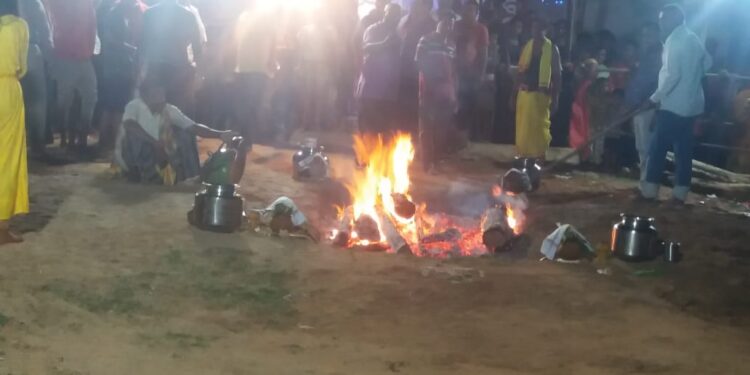 ଶ୍ରୀ ଶ୍ରୀ ଶ୍ରୀ ଠାକୁରାଣୀ ଘଟ ପର୍ବ ବନ ଦୁର୍ଗା ଅଗ୍ନି ଯାତ୍ରା ଦର୍ଶକଙ୍କ ଭିଡ