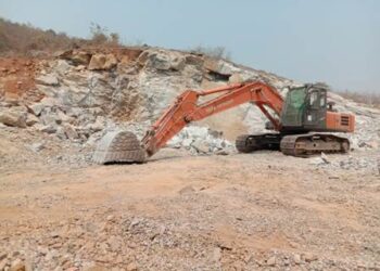 ରାୟଗଡ଼ା ଜିଲ୍ଲାପାଳଙ୍କ କାର୍ଯ୍ୟାଳୟ ଠାରୁ ମାତ୍ର ୨ କିଲୋମିଟର ଦୂରରେ ବେଆଇନ ଖାଦାନ ଖୋଳି ନେଇଗଲେ ୩ ହଜାର ସିଏମ ପଥର