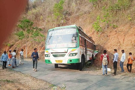 ଘୋରଇ ବସ୍ ରେ କନ୍ୟାକୁ ଛାଡି ଫେରୁଥିବା ସମୟରେ ଦୁର୍ଘଟଣା ଘଟି ଦୁଇ ଗୁରୁତର