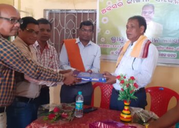 ଅବସର ପ୍ରାପ୍ତ ଶିକ୍ଷକ ଙ୍କୁ ବିଦାୟକାଳୀନ ସମ୍ବର୍ଦ୍ଧନା