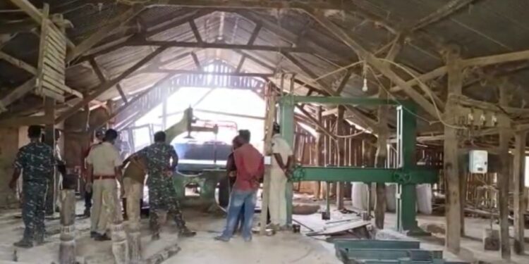 କରତ କଳରେ ବନ ବିଭାଗର ଚଢ଼ାଉ – ଯନ୍ତ୍ରାଂଶ ଓ କାଠ ଜବତ