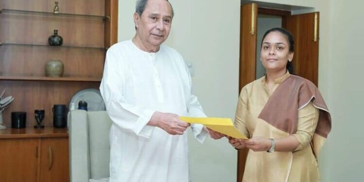 ଝାରସୁଗୁଡା ଉପ ନିର୍ବାଚନ ନବୀନ ପଟ୍ଟନାୟକଙ୍କ ଠାରୁ ବିଜେଡି ଟିକେଟ୍ ନେଲେ – ଦୀପାଳି ଦାସ