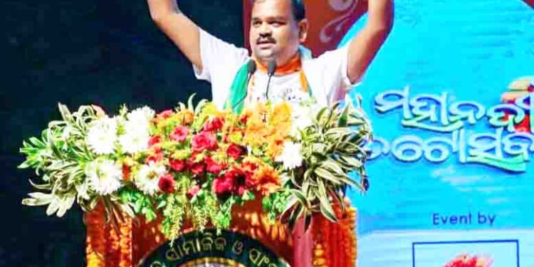 ଉଦଯାପିତ ହେଲା ମହାନଦୀ ତଟତ୍ସୋବ : ନୃତ୍ୟଗୀତରେ ଝୁମିଲେ ଉପସ୍ଥିତ ଦର୍ଶକ