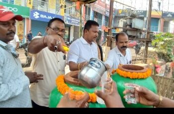 ଅଲ ଓଡିଶା ମିଳିତ ଅଟୋ ମହାସଂଘ ପକ୍ଷରୁ ଫୁଲନଖରା ଛକରେ ଜଳସେବା ଶିବିର