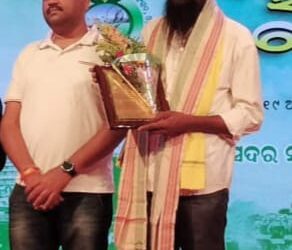 प्रकृति बंधु नवकिशोर पंडा महानदी तटोस्चब में सम्मानित
