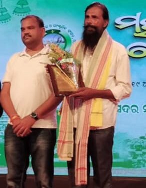 प्रकृति बंधु नवकिशोर पंडा महानदी तटोस्चब में सम्मानित