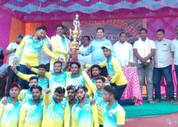 ଖେଳାଳି ମାନଙ୍କୁ ଉତ୍ସାହିତ କରିବା ସହ ବିଜୟୀ ଏବଂ ପରାଜିତ ଦଳକୁ ଟ୍ରଫି ପ୍ରଦାନ କଲେ – ଦଶପଲ୍ଲା ବିଧାୟକ