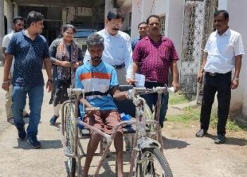 ଟ୍ରାଇ ସାଇକେଲ ବଣ୍ଟନ କଲେ ନୂଆଗାଁ ବ୍ଲକ୍ ବିଡ଼ିଓ ସଚିଦା ନନ୍ଦ ମିଶ୍ର
