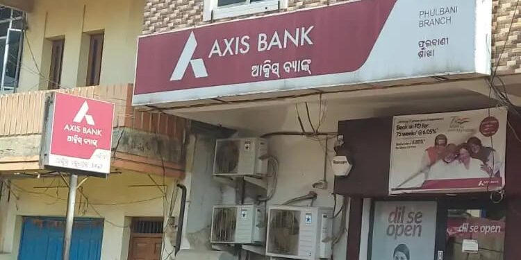 ଦିନ ଦ୍ୱିପ୍ରହରରେ ଲୁଟ୍‌ : କଳା ପଲସର ଆତଙ୍କ – ବ୍ୟବସାୟୀ ଙ୍କ ଠାରୁ ୧୭ଲକ୍ଷ ରୁ ଉର୍ଧ୍ଵ ଟଙ୍କା ଲୁଟିନେଲେ ଦୁର୍ବୃତ୍ତ