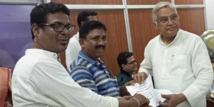 କଟକ-ପଲାସା ଟ୍ରେନକୁ ସଂପ୍ରସାରଣ ନିମନ୍ତେ ବ୍ରହ୍ମପୁର ସାଂସଦ ଚନ୍ଦ୍ର ଶେଖର ସାହୁଙ୍କ ଦାବିପତ୍ର ପ୍ରଦାନ