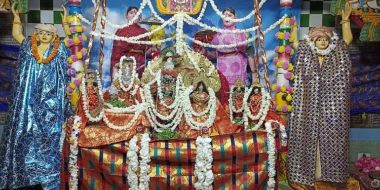 ପାରଳାଖେମୁଣ୍ଡି କରଣ ସାହି ସ୍ଥିତ ସାନ ରାଧା କାନ୍ତ ମଠରେ ମଲ୍ଲି ଝୁଲଣ ଅନୁଷ୍ଠିତ