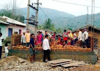 ଚାରିଖଣ୍ଡ ଗ୍ରାମର ଗୁହାରି ସୁଣିଲାନି ପ୍ରଶାସନ ଓ ଜନପ୍ରତିନିଧି, ଗ୍ରାମବାସୀ ହାତୁରୁ ନିର୍ମାଣ ଗ୍ରାମରେ କୋଠ ଘର