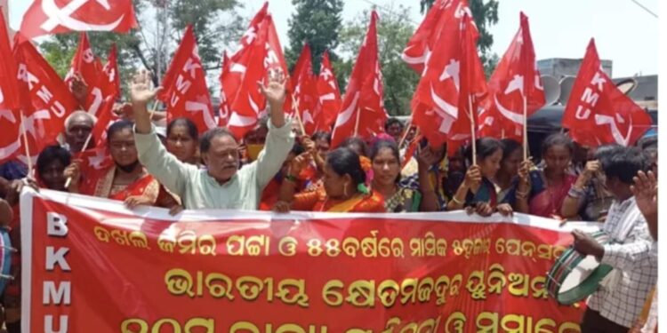 ଖେତ ମଜଦୂରଙ୍କସାମାଜିକ ନିରାପତ୍ତା ପାଇଁ କେନ୍ଦ୍ରୀୟ ଆଇନ ପ୍ରଣୟନ କରା ଯାଉ – ଵି.କେ.ଏମ୍.ୟୁ.