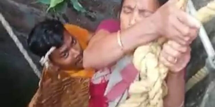 କଇଁଫୁଲିଆ ମଝିସାହି କୂଅରେ ପଡ଼ିଥିବା ମହିଳାଙ୍କୁ ଉଦ୍ଧାର କଲା : ଭାପୁର ଅଗ୍ନିଶ୍ରମ ବିଭାଗ କର୍ମଚାରୀ