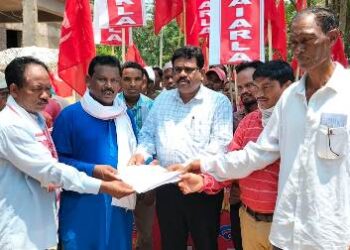 ରାଷ୍ଟ୍ରପତିଙ୍କ ଉଦ୍ଦେଶ୍ୟରେ ଗୋଷ୍ଠୀ ଉନ୍ନୟନ ଅଧିକାରୀ ଏବଂ ତହସିଲଦାରଙ୍କୁ ୨୦ ଦଫା ଦାବୀ ସ୍ମାରକ ପତ୍ର କରାଯାଇଛି