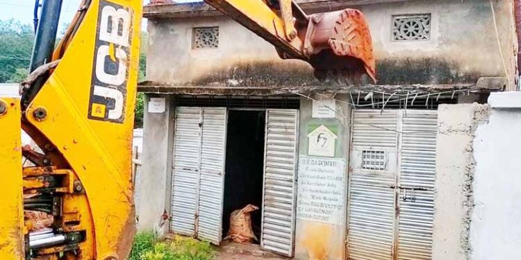 ହିତଅଧିକାରୀକୁ ବ୍ଳକ ପ୍ରଶାସନ ଦେଇଥିବା ବିଜୁପକ୍କା ଘର ବସଷ୍ଟାଣ୍ଡ ନିର୍ମାଣ ପାଇଁ ପ୍ରଶାସନ ଭାଙ୍ଗିଲେ