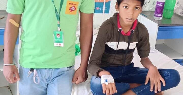 ସିକଲ୍ ସେଲ୍ ରୋଗୀଙ୍କୁ ରକ୍ତଦାନ କରି ମହାନତା ଦେଖାଇଲେ ୧୦୮ ଆମ୍ବୁଲାନ୍ସ କର୍ମଚାରୀ