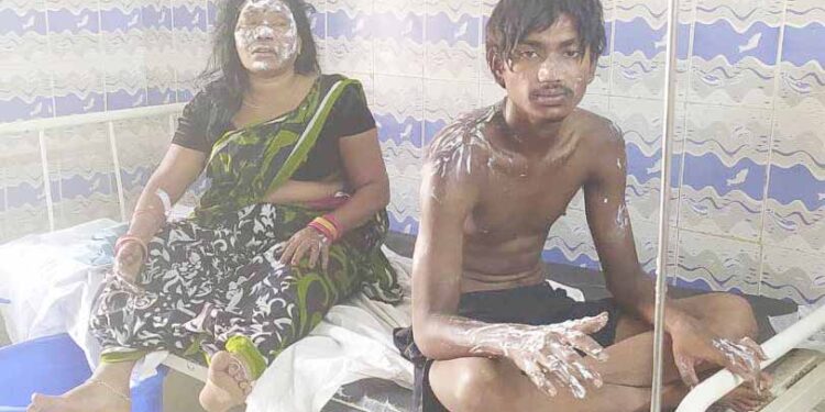 ଲାଠୋର ରେ ଅଘଟଣ ପ୍ରେମ ସମ୍ପର୍କରେ ଫାଟ : ପ୍ରେମିକା ସହ ଭାଇ ଓ ମାକୁ ପେଟ୍ରୋଲ ଢ଼ାଳି ଜାଲିଦେଲା ପ୍ରେମିକ ଚାରି ଜଣ ଗୁରୁତର – ଅଭିଯୁକ୍ତ ଙ୍କୁ କୋର୍ଟ ଚାଲାଣ
