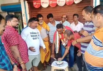 ଫୁଲନଖରା ସକାଳ ଚା ଖଟିର ସଦସ୍ୟ ମାନେ କେକ୍ କାଟି ସୁଧୀର ପଟ୍ଟନାୟକଙ୍କ ଜନ୍ମଦିନ ପାଳନ କଲେ