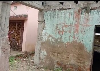 ବିନା ନାମ ଫଳକରେ ହେଉଛି ନିମ୍ନ ମାନର କମ୍ୟୁନିଟି ଗୃହ କାର୍ଯ୍ୟ